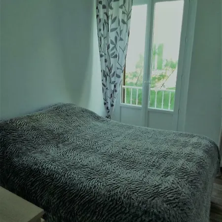 Le Pardeilhan Appt Chaleureux, Lumineux Avec Terrasse Et Parking En Coeur De Bagneres-de-Luchon